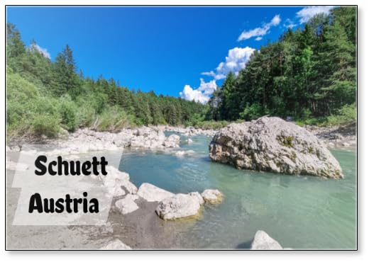 Der Fluss Gail fließt durch die Schuett im Naturpark Dobratsch in Villach, Kärnten, Österreich.Gailtaler und Villacher AlpenDas Flussufer wird als Strand genutzt.Schwimmen,Kühlschrankmagnet
